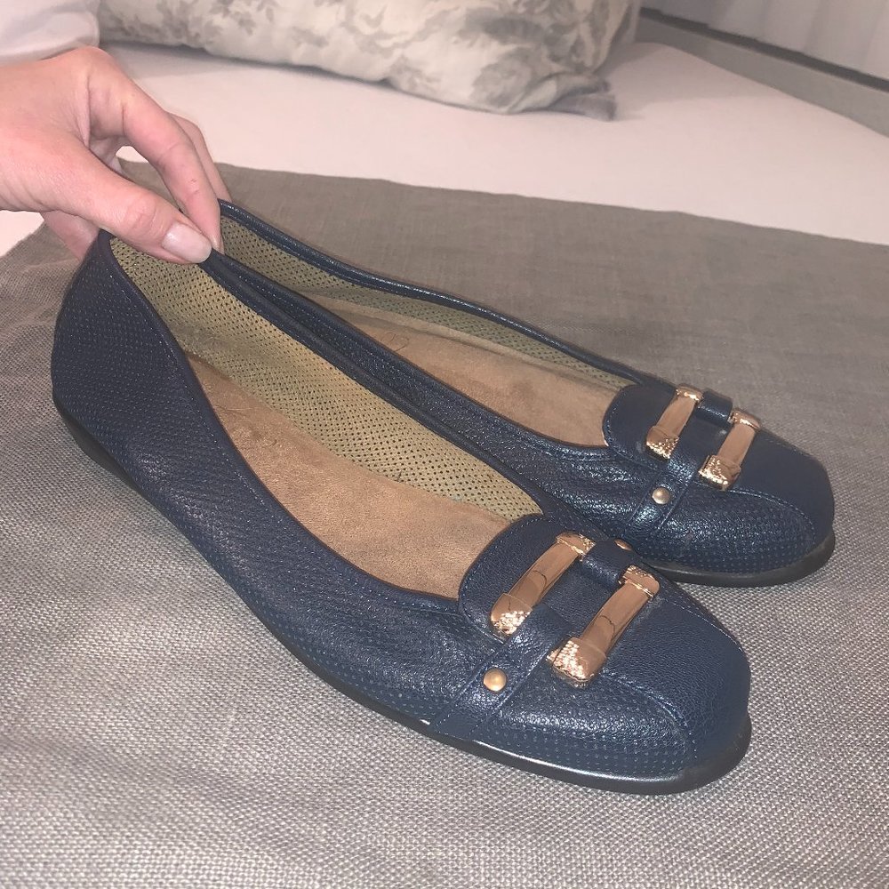 Aerosoles 9.5 flats in Navy color
